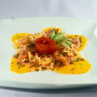 Carpaccio de Salmón con aguacate y patacones