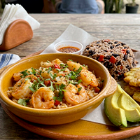 Camarones criollos con gallo pinto