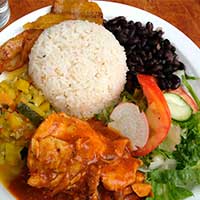 Casado Típico con Carne de Res (Churrasco)